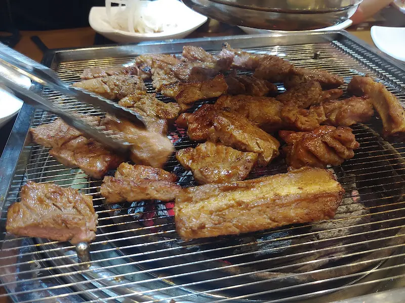 숯불에 구워진 돼지갈비