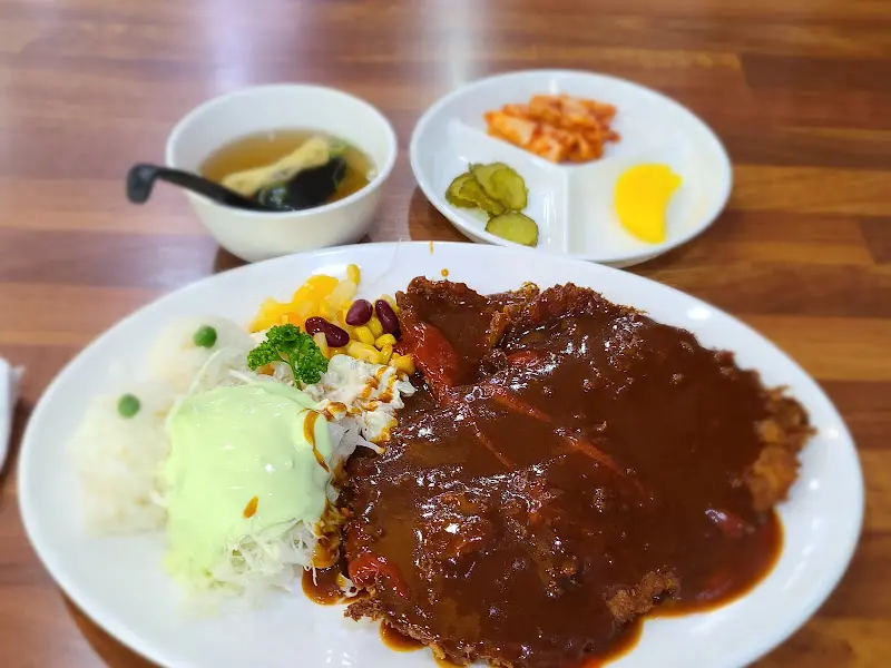 돈까스 한 상 차림