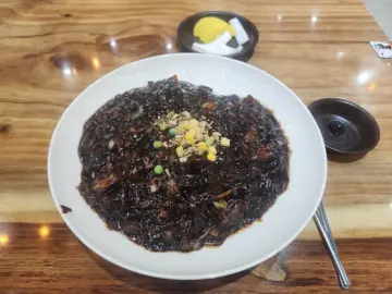 바다 풍경과 함께 즐기는 삼천포 짜장, 사천 손짜장에서 맛보는 추억의 맛집