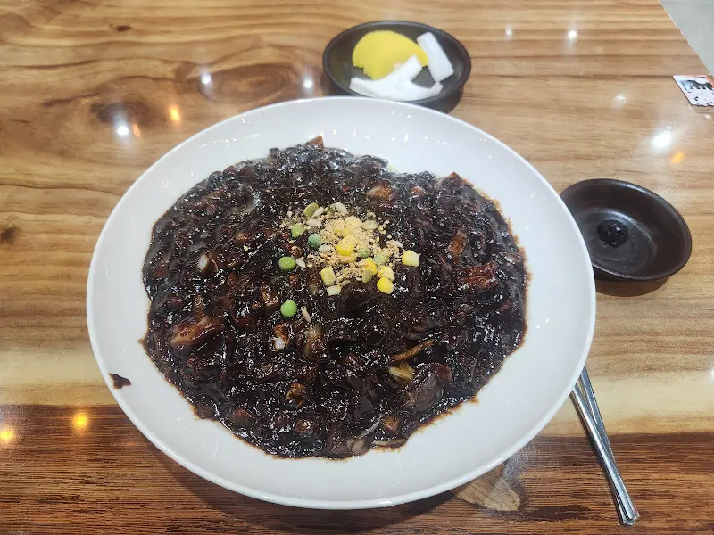 윤기 자르르 흐르는 짜장면