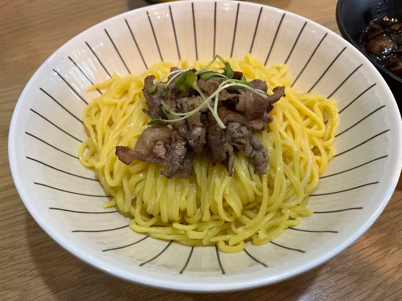 우삼겹이 올려진 간짜장 면