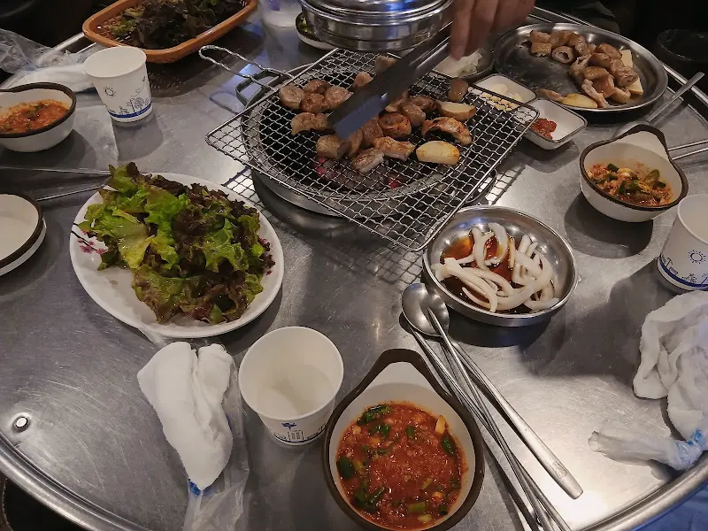 숯불 위에서 익어가는 초벌 막창