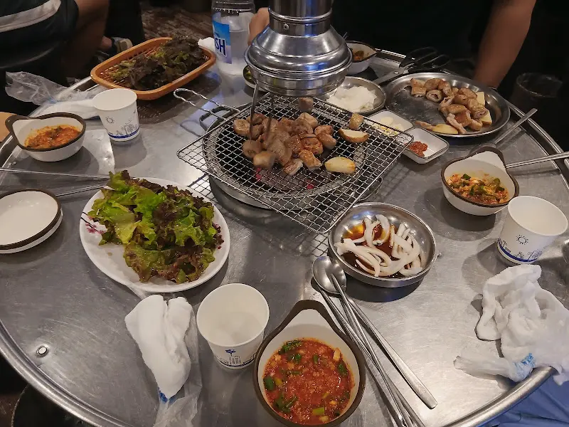 푸짐하게 차려진 테이블