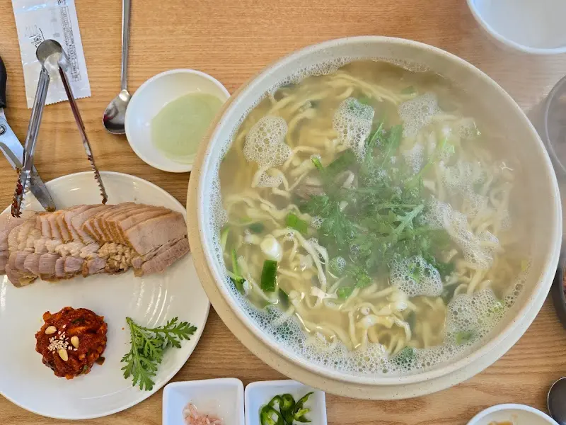 물총칼국수와 보쌈의 조화