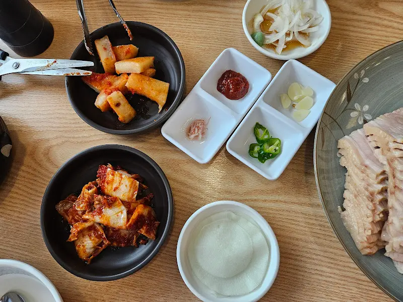 보쌈과 곁들임 메뉴