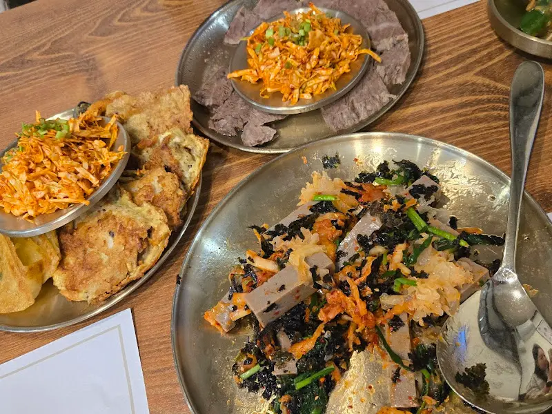 한우 수육과 양배추 미나리 무침