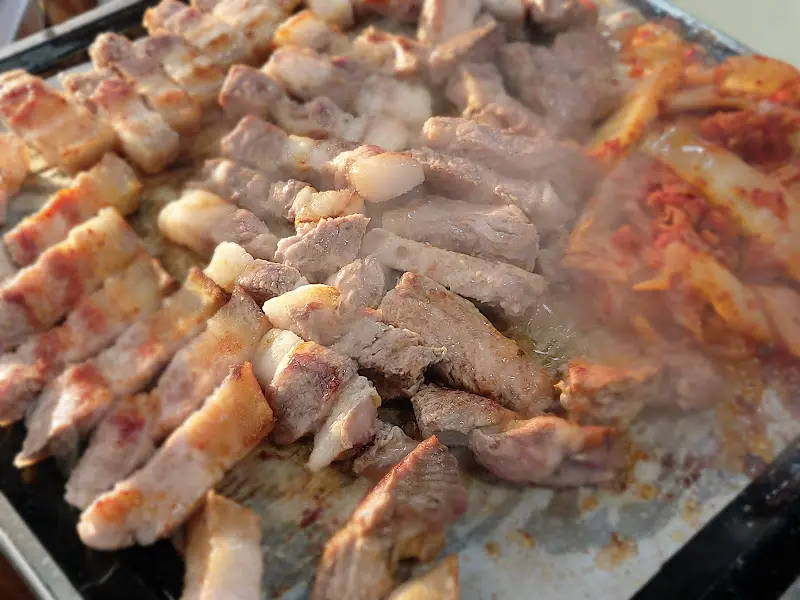 불판 가득 채워진 오겹살과 김치의 향연