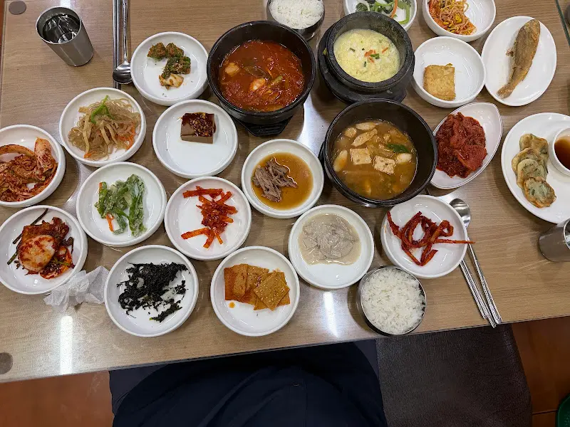 한 상 가득 차려진 백반