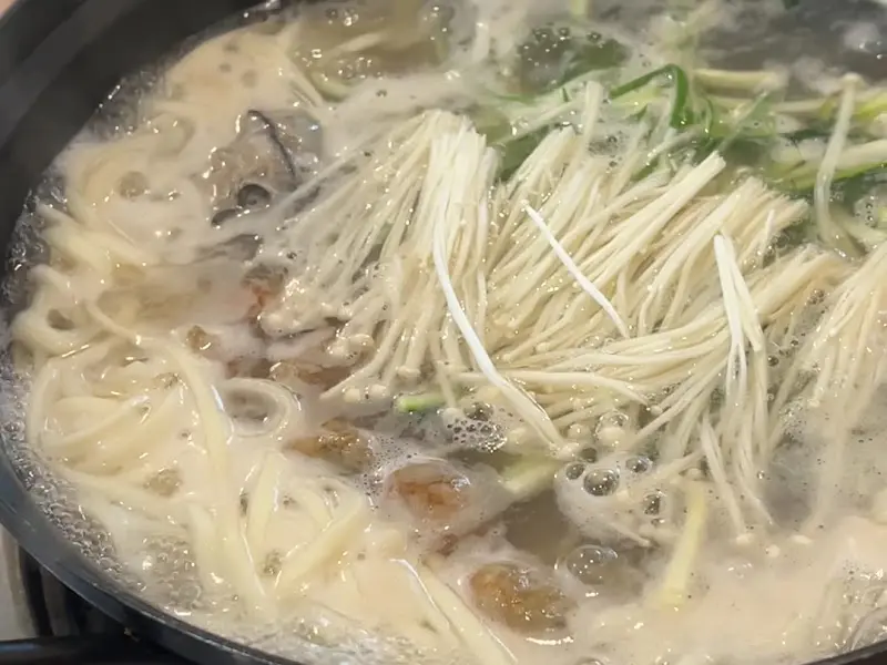 보글보글 끓고 있는 칼국수 사진