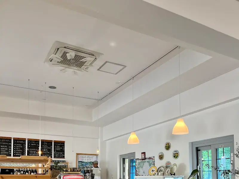 따뜻한 분위기의 비스트로 에피 내부