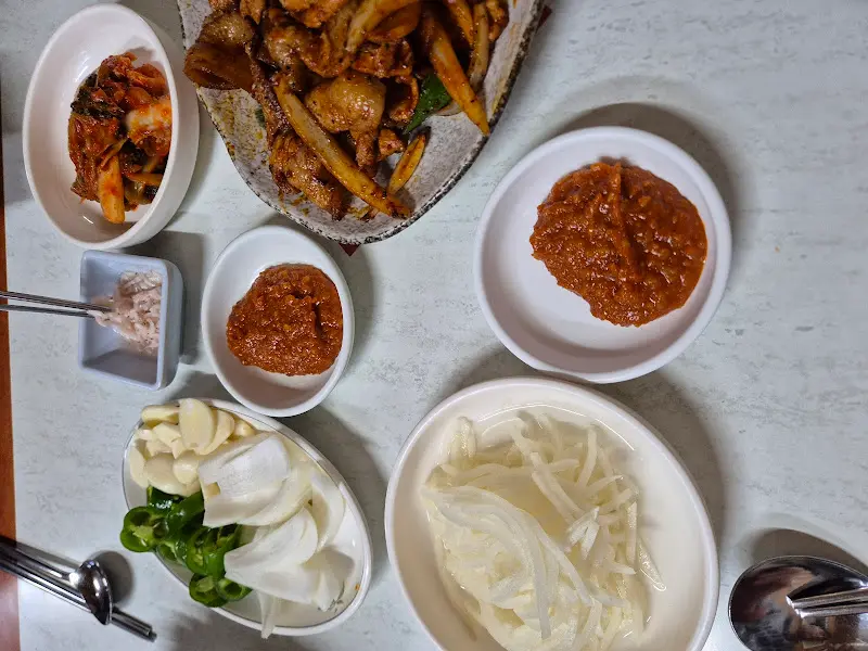 재건식육식당 밑반찬