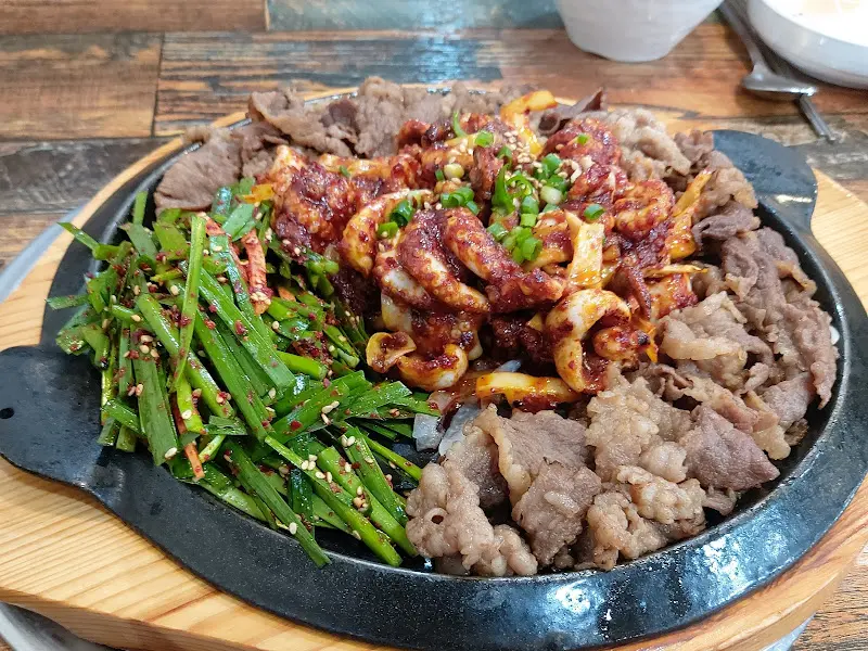 맛있게 익어가는 차돌 쭈꾸미 볶음