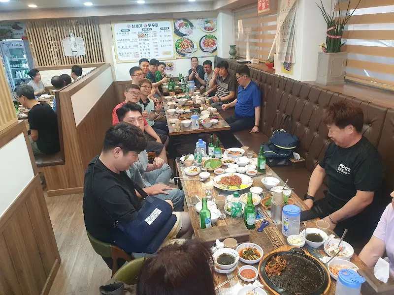 단체 손님으로 가득 찬 매장