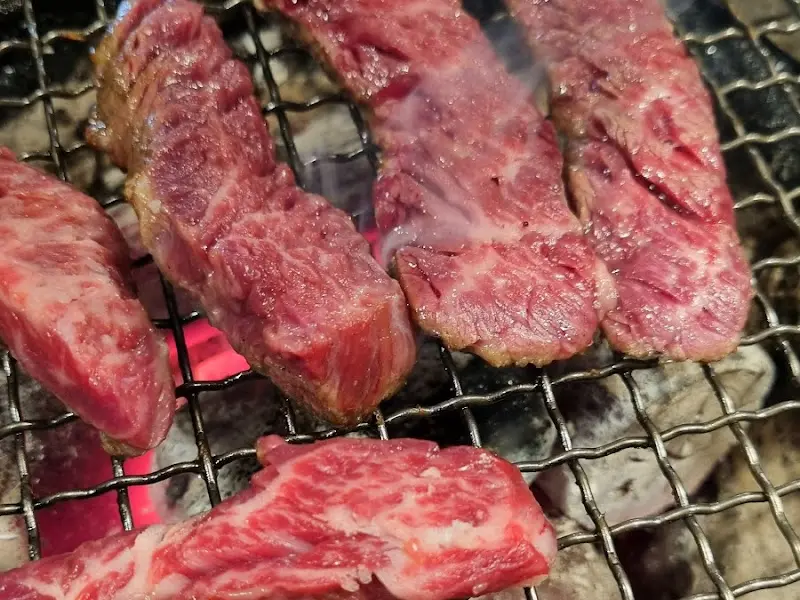 마초상회 갈비살 굽는 모습