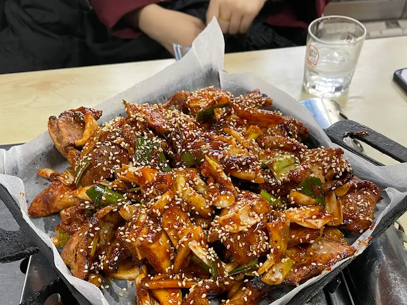 참깨가 뿌려진 제육볶음