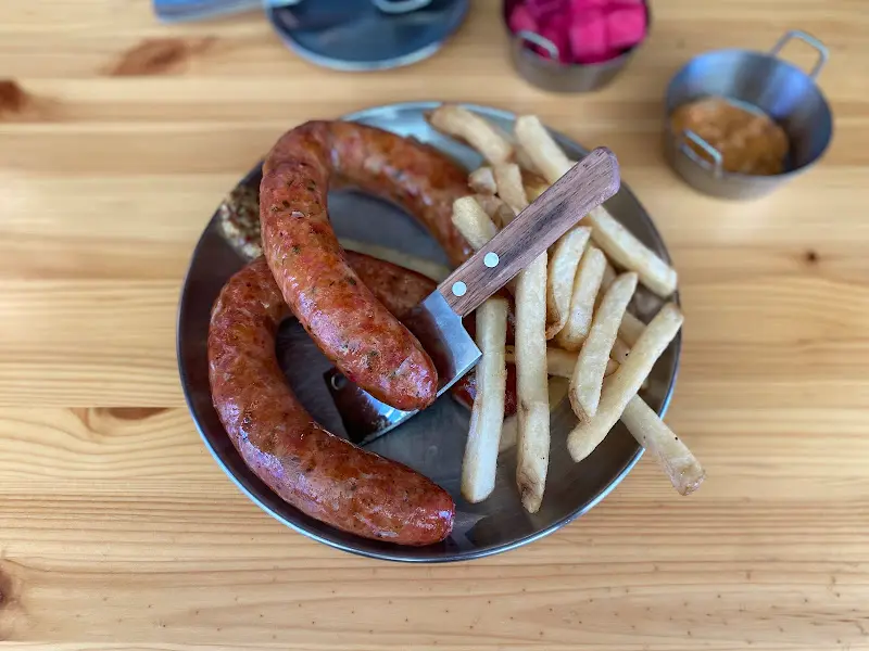 육즙 가득한 칼바사 소시지 플래터