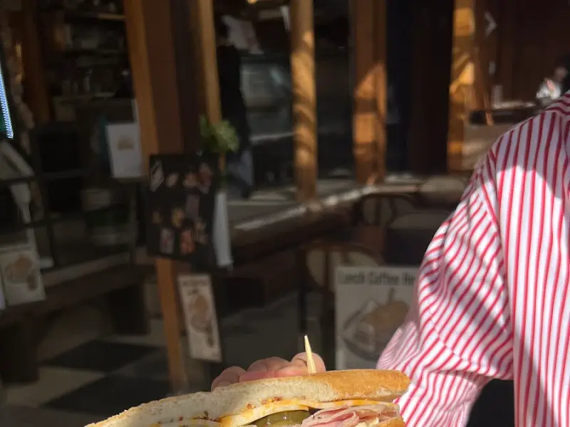 손님이 들고 있는 잠봉뵈르