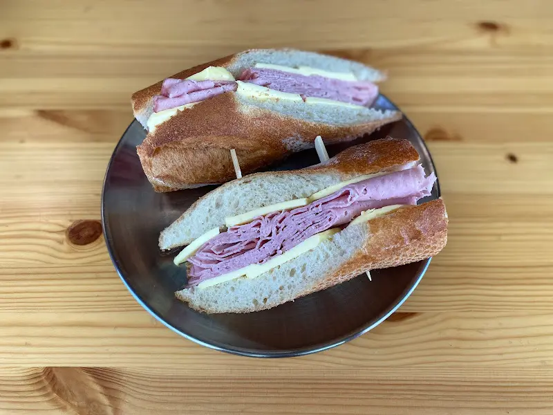 깔끔하게 담겨 나온 잠봉 프로마쥬