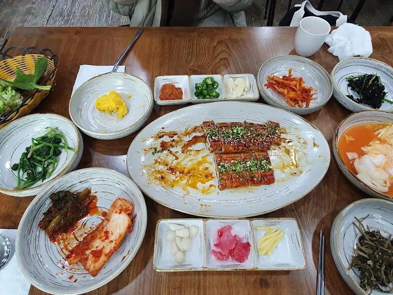 다채로운 밑반찬과 장어의 조화