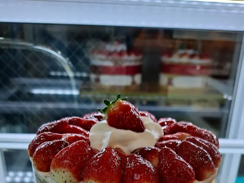 딸기가 듬뿍 올려진 케이크