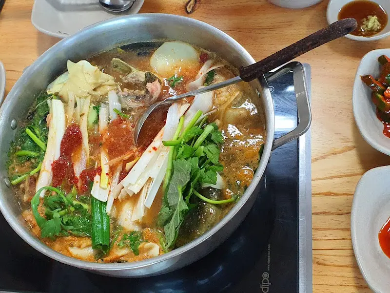 푸짐한 메기매운탕 한상차림