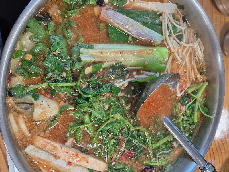 매운탕 속 푸짐한 재료들