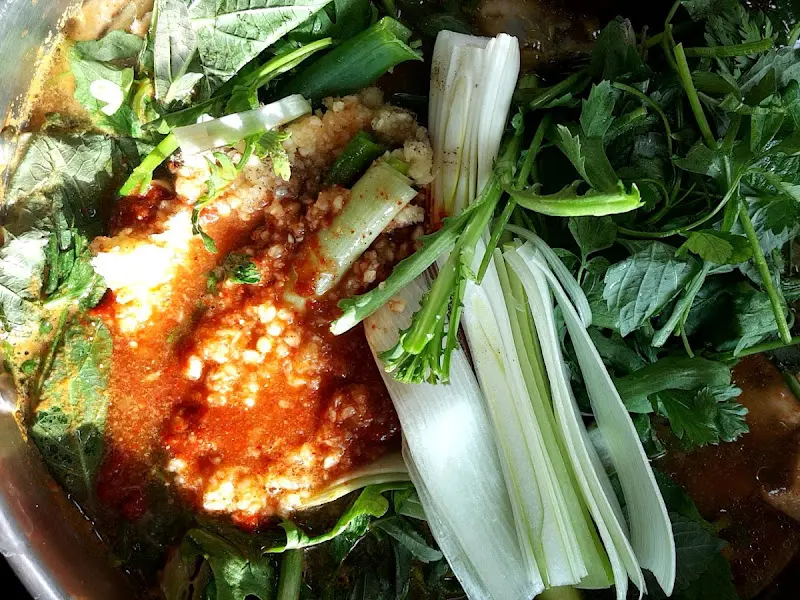 매운탕에 들어간 신선한 야채