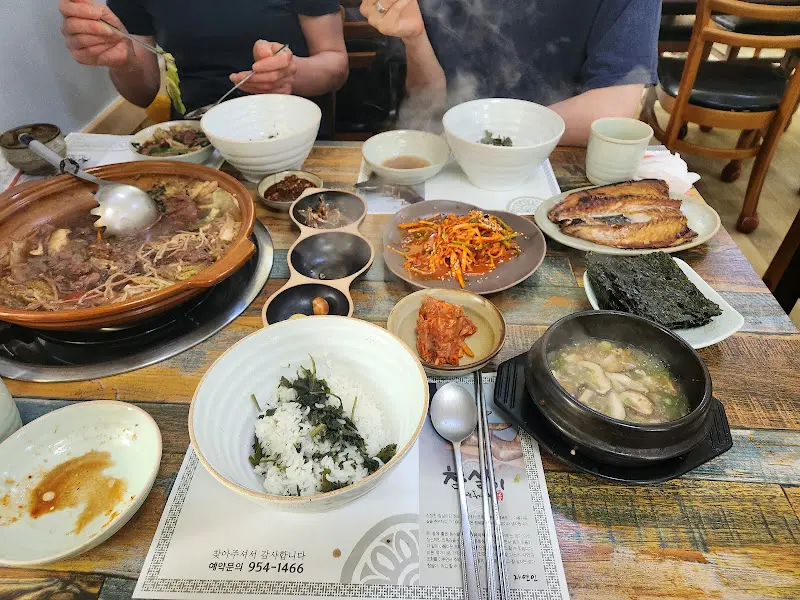 푸짐하게 차려진 철살이 정식 한상차림