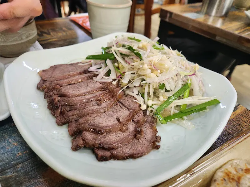 소고기 슬라이스와 채소의 조화