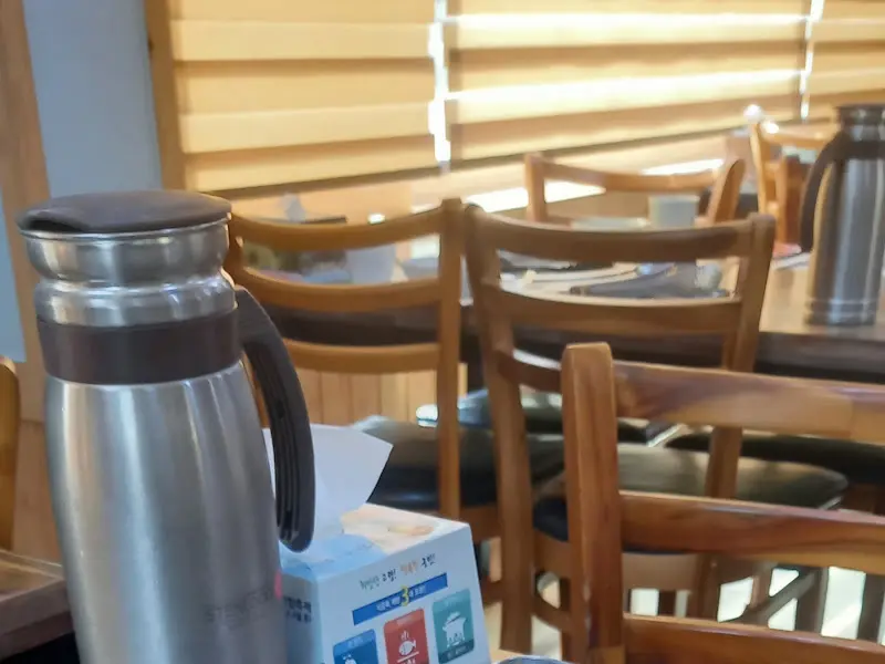 따뜻한 햇살이 들어오는 창가 좌석