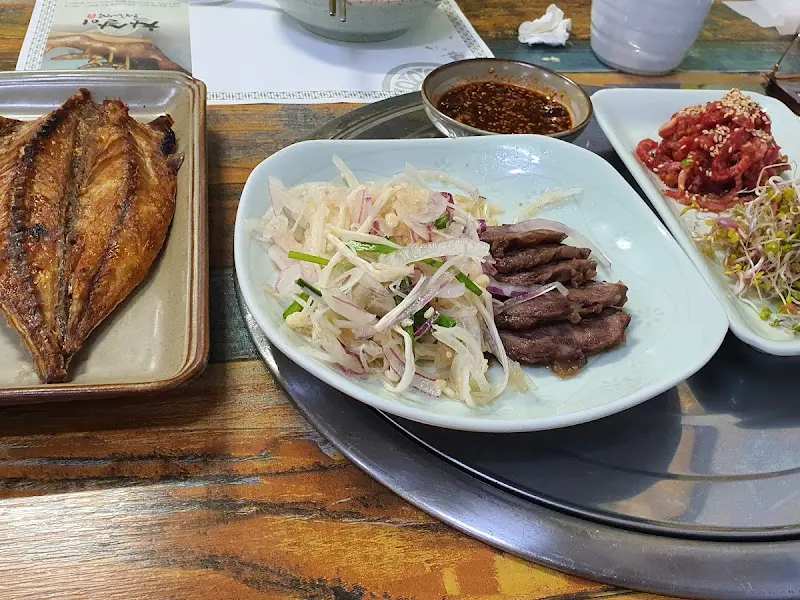 정갈하게 담긴 반찬들