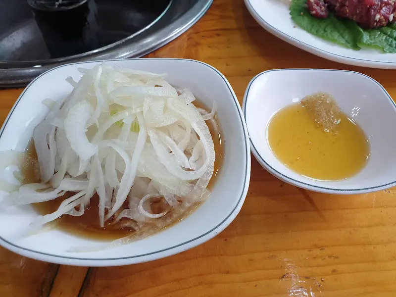 양파 절임과 소스