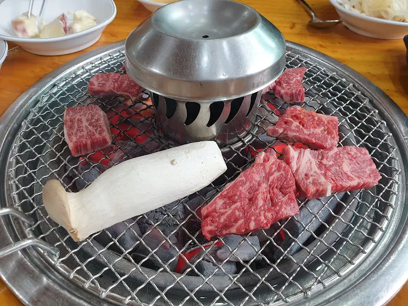 숯불 위에서 익어가는 고기