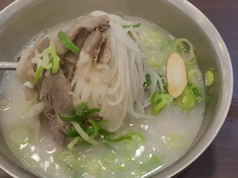 뽀얀 국물이 인상적인 설렁탕