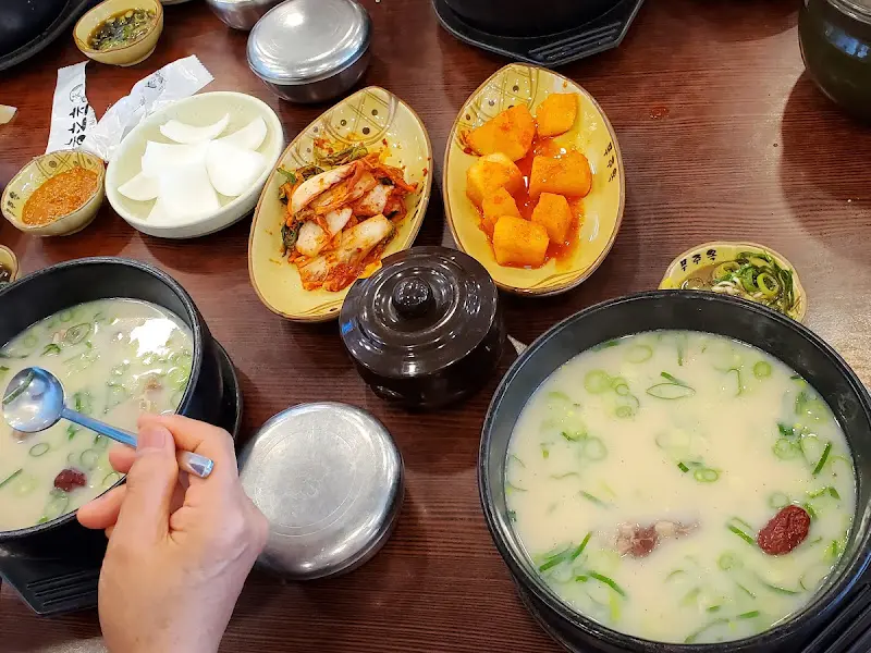 테이블 가득 차려진 설렁탕 한 상