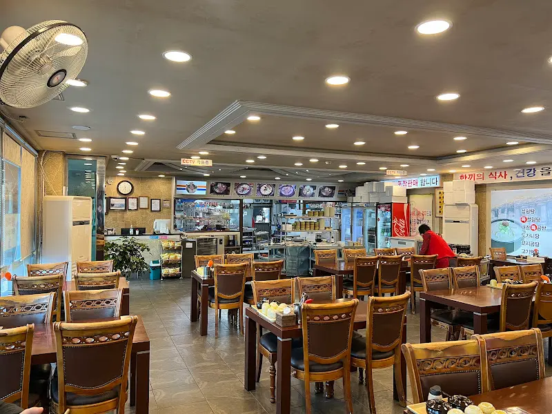 넓고 깔끔한 풍년옥 내부