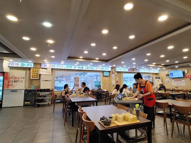 손님들로 북적이는 풍년옥 내부