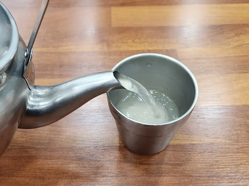 따뜻한 육수가 담긴 은색 주전자