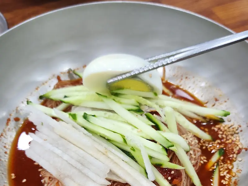 비빔냉면, 삶은계란 클로즈업