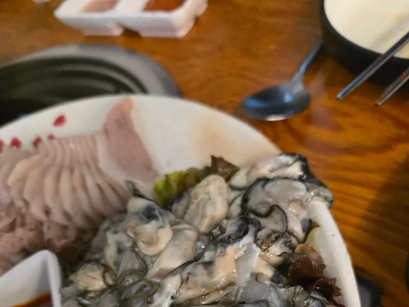 싱싱한 굴이 올려진 굴보쌈