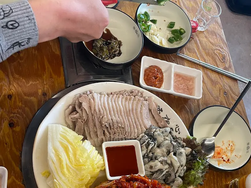 보쌈을 맛있게 싸 먹는 모습