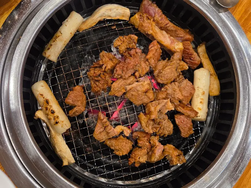 숯불 위에 구워지는 돼지갈비