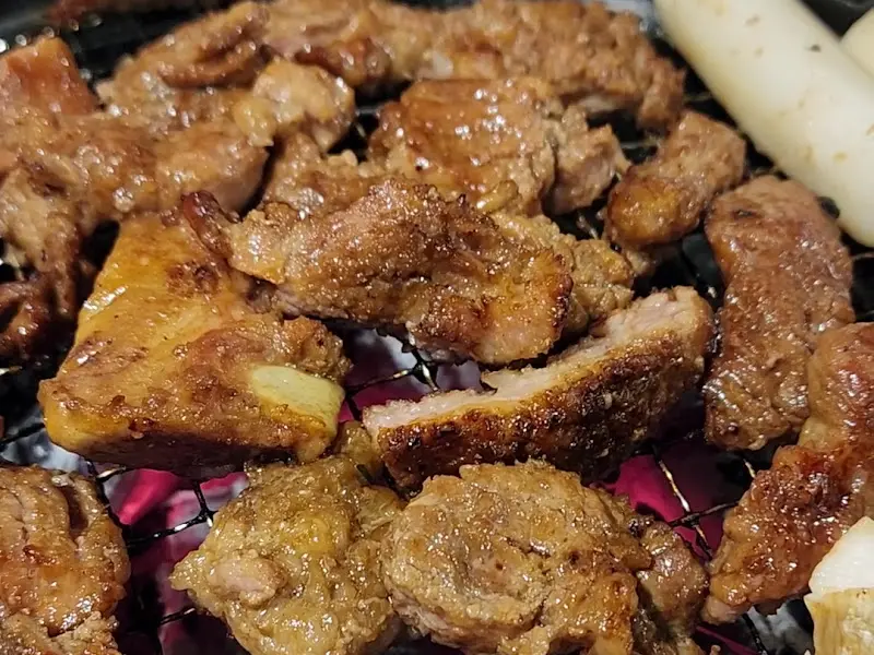 노릇하게 구워진 돼지갈비