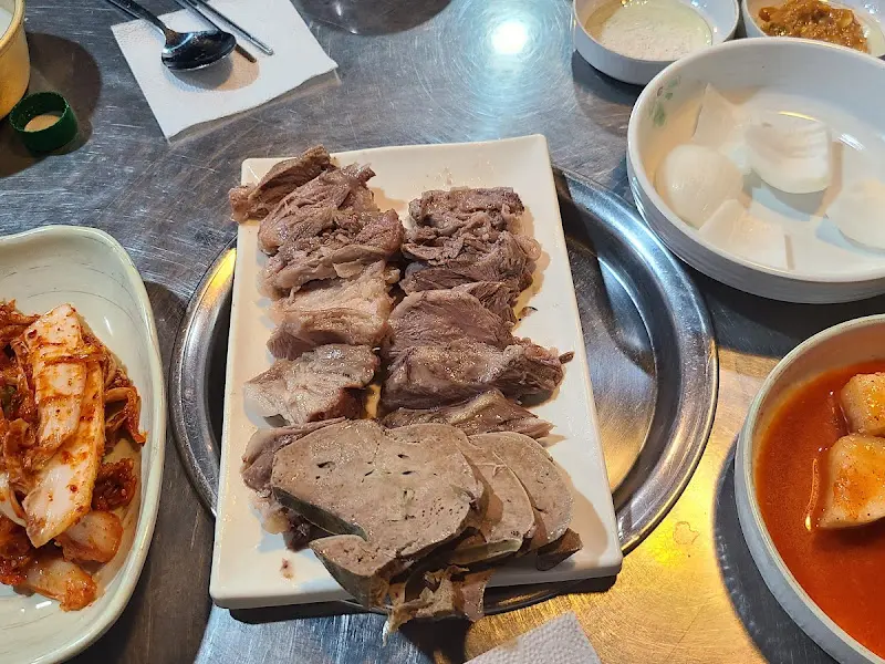 윤기가 흐르는 수육 한 접시