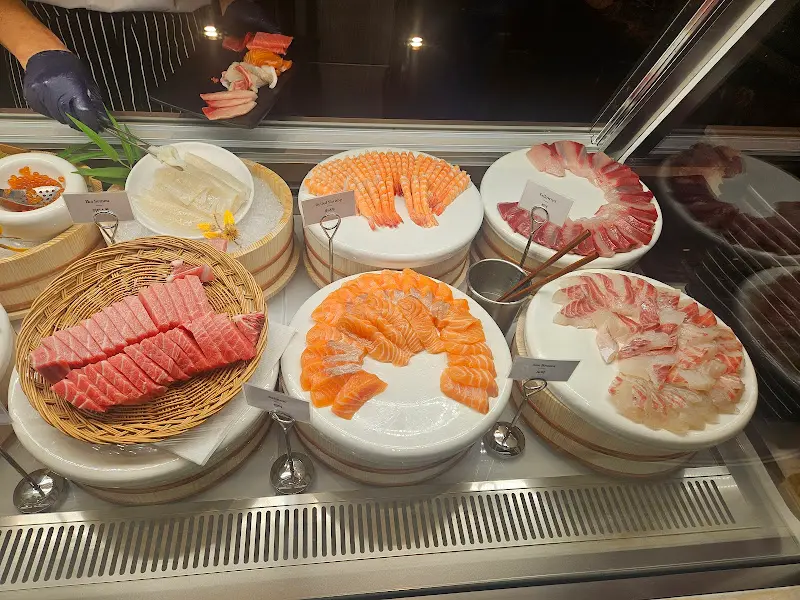 신선한 해산물이 가득한 회 코너