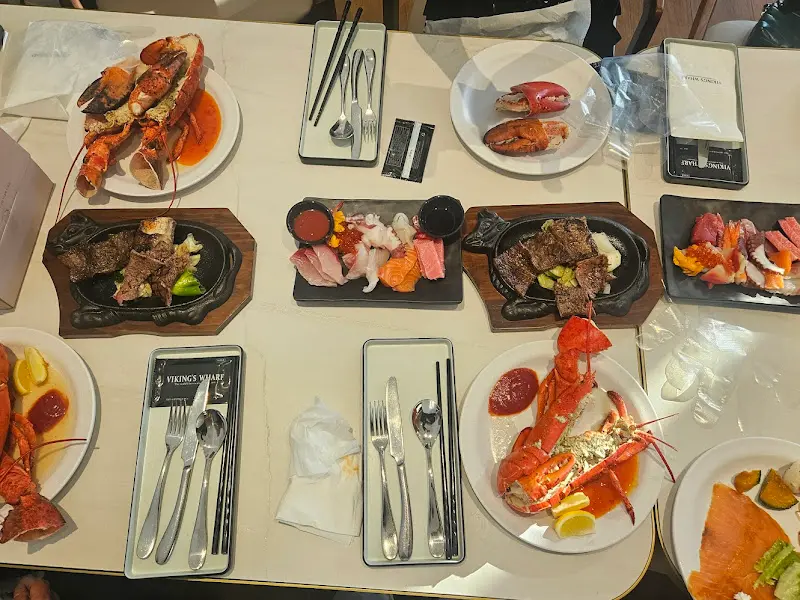 테이블 가득 차려진 음식들