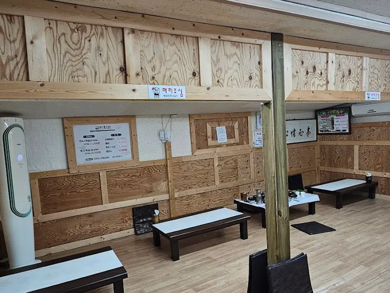 한 상 가득 차려진 모습