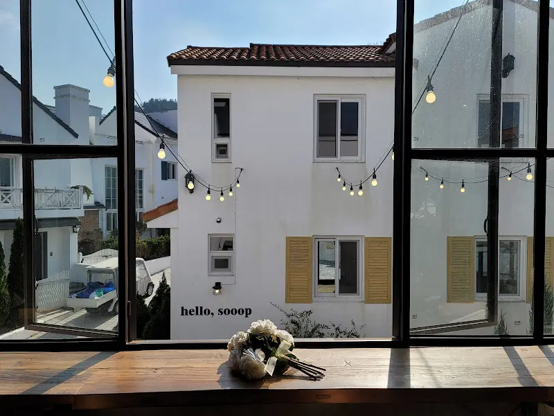 카페 창밖으로 보이는 메타프로방스 풍경