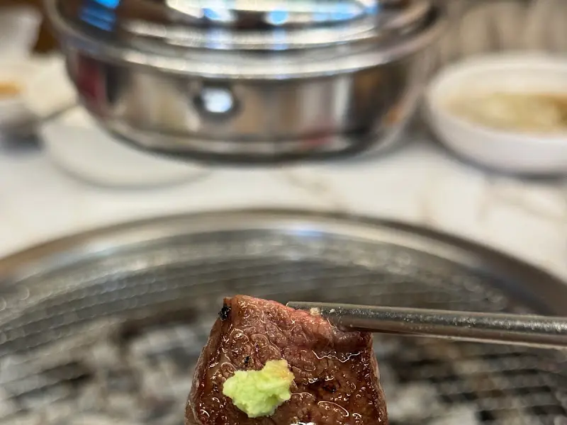 와사비를 올린 한우 한 점