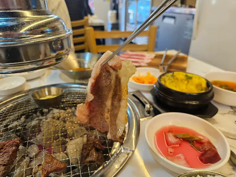 숯불 위에 올려진 한우